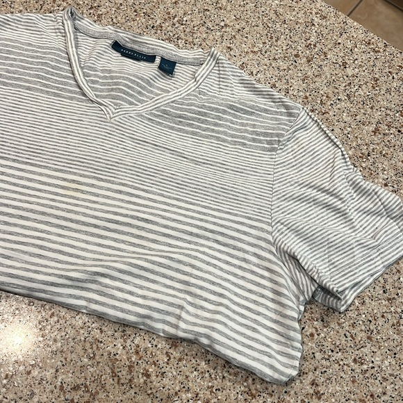Men’s Perry Ellis Vneck Tee - Picture 3 of 5